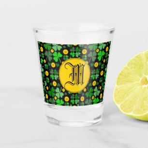 Kleeblätter und Goldmünzen auf Schwarz zum Persona Schnapsglas