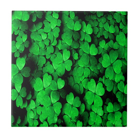 Kleeblätter und Herz St. Patrick's Day Green Fliese (Vorderseite)