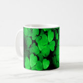 Kleeblätter und Herz St. Patrick's Day Green Kaffeetasse (Vorderseite Links)
