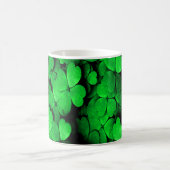 Kleeblätter und Herz St. Patrick's Day Green Kaffeetasse (Mittel)