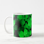 Kleeblätter und Herz St. Patrick's Day Green Kaffeetasse (Links)