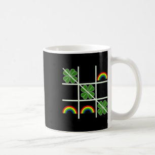Kleeblätter und Regenbogen Tic Tac Toe Glücklicher Kaffeetasse