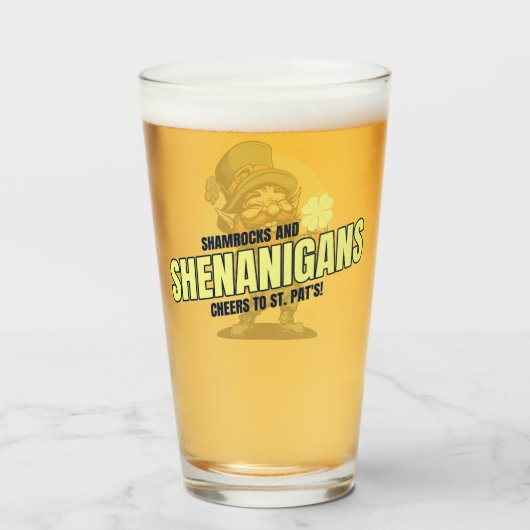 Kleeblätter und Schabernack St. Patrick's Day Pint Glas (Vorne (Gefüllt))