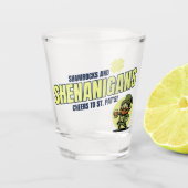 Kleeblätter und Schabernack St. Patrick's Day Schnapsglas (Vorderseite)