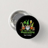Kleeblattfeier mit meinen Gnomies Lustiges St. Pat Button (Vorne & Hinten)