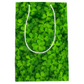 Kleeblatts Clover Verlasse St. Patrick's Day Fun Mittlere Geschenktüte (Vorderseite)