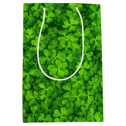 Kleeblatts Clover Verlasse St. Patrick's Day Fun Mittlere Geschenktüte (Vorderseite)