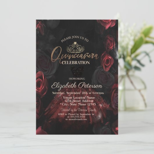 Kleid, Tiara, schicke Rote Rosen Quinceañera Einladung (Stehend Vorderseite)