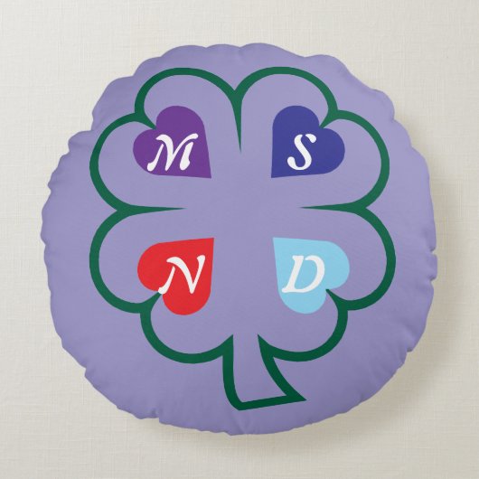 Kleider mit Herzen Rundes Kissen (Vorderseite)