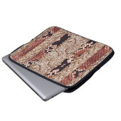 Kleiderstruktur, geometrisches Schlangenmuster. Laptopschutzhülle (Vorne Knopf)