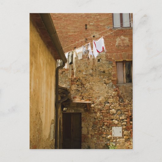 Kleidung, die auf einer Wäscheleine zum Trocknen a Postkarte (Vorderseite)