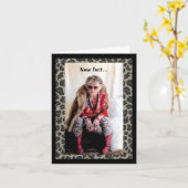 Kleidung, die während einer Pandemie im Schrank ve Karte (Gelbe Blume)