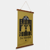 Kleidung und Dekoration von Baumhäusern Wandteppich Mit Holzrahmen (Gewinkelt)