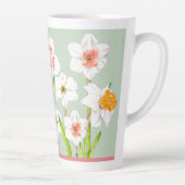 Kleidungsstücke auf einer großen Latte-Tasse Milchtasse (Rechts)