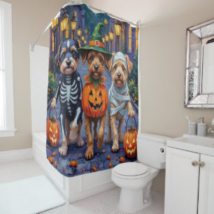 Klein Löwen Hunde beim Trick-or-Treaten Halloween- Duschvorhang