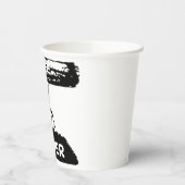 Kleine Ameise auf dem Rasen mit einem Baumstamm. Pappbecher (Links)