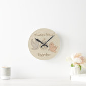 Kleine Beige Birdies bei Feeder - besser zusammen. Runde Wanduhr (Zuhause)