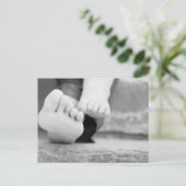 Kleine Beine des Kindes und seiner Mutter Postkarte (Stehend Vorderseite)