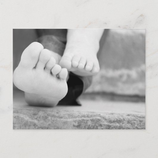 Kleine Beine des Kindes und seiner Mutter Postkarte (Vorderseite)