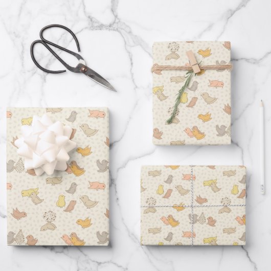 Kleine Birdies und Federn auf beige - Muster. Geschenkpapier Set (Vorderseite)