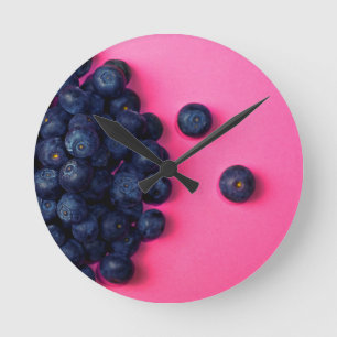 Kleine Blaubeerglücklicher rosa Hintergrund - Runde Wanduhr