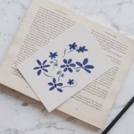 Kleine blaue romantische Blume Postkarte