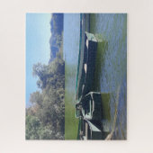 Kleine Boote entlang eines grünen Ufers Puzzle (Vertikal)