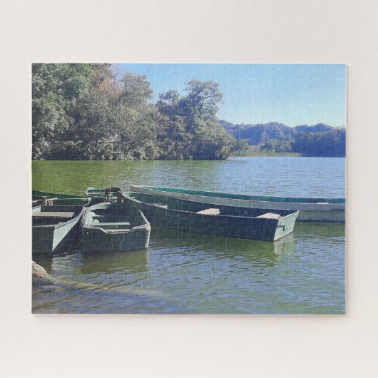 Kleine Boote entlang eines grünen Ufers Puzzle (Horizontal)