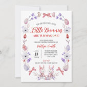 Kleine Bunnies drehen eins, florale Twins Geburtst Einladung (Vorderseite)