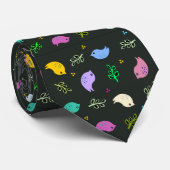 Kleine bunte Vogelmuster auf schwarz Krawatte (Gerollt)