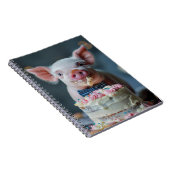 Kleine Ferkelmilch auf einem Geburtstagskuchen Notizblock (Rechte Seite)