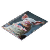 Kleine Ferkelmilch auf einem Geburtstagskuchen Notizblock (Linke Seite)