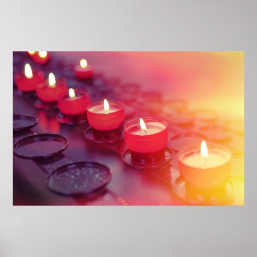Kleine Feuerkerzen in der katholischen Kirche Poster (Vorne)