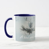 Kleine Fichten mit frischem Schnee bedeckt. Tasse (Links)