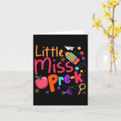 Kleine Frau vor dem ersten Schultag zurück nach Sc Karte (Gelbe Blume)