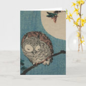 Kleine gehörnte Eule auf Ahorn-Niederlassung unter Karte (Gelbe Blume)
