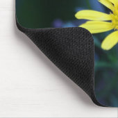kleine gelbe Blume Mousepad (Ecke)