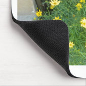 Kleine gelbe Blumen mit dem Grün Mousepad (Ecke)