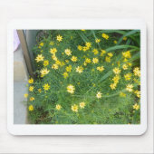Kleine gelbe Blumen mit dem Grün Mousepad (Vorne)
