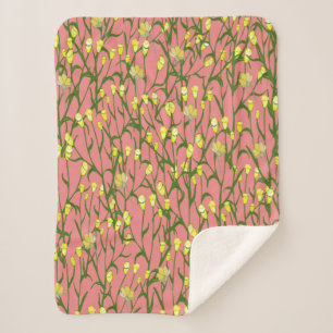 Kleine gelbe Blumen und Äste auf einem rosa Rücken Sherpadecke