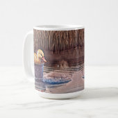 Kleine gelbe Entenpiele in Eimer Kaffeetasse (Vorderseite Links)