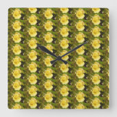 Kleine gelbe Rosenknospe Square Uhr (Vorderseite)