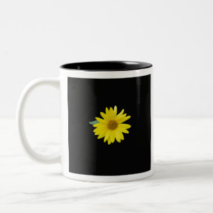 Kleine gelbe Sonnenblume auf schwarzem Hintergrund Zweifarbige Tasse