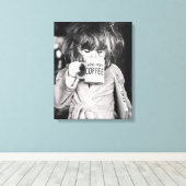 Kleine Girl Drink Kaffee Leinwanddruck (Insitu (Holzboden))