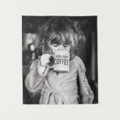 Kleine Girl Drink Kaffee Wandteppich (Vorderseite)