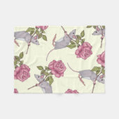 Kleine graue Maus, die große rosa Rose trägt Fleecedecke (Vorderseite (Horizontal))