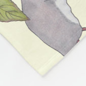 Kleine graue Maus, die große rosa Rose trägt Fleecedecke (Ecke)