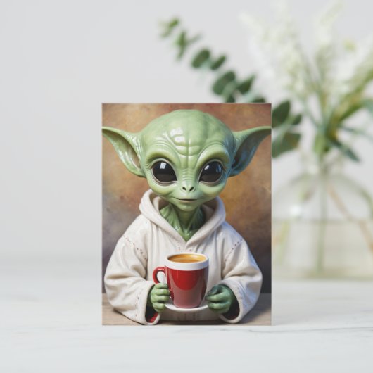 Kleine grüne Alien in PJs mit einem Kaffee Postkarte (Stehend Vorderseite)