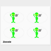 Kleine grüne Alien neben dem Planeten Saturn Ovaler Aufkleber (Blatt)