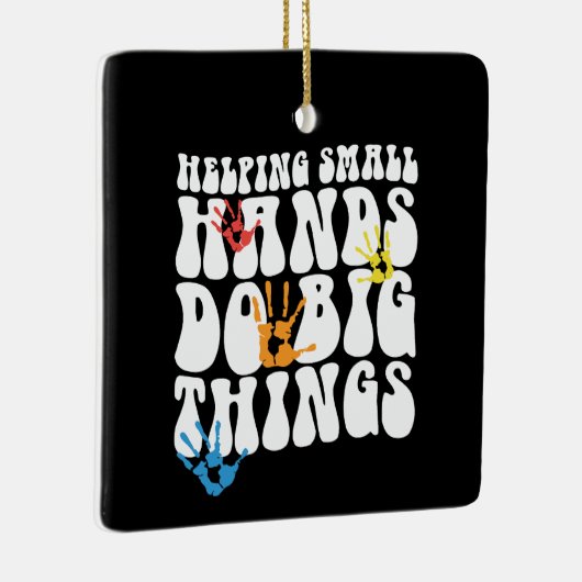 Kleine Hände dabei zu unterstützen, große Dinge im Keramikornament (Rechts)